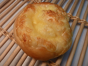 画像1: チーズロールパン
